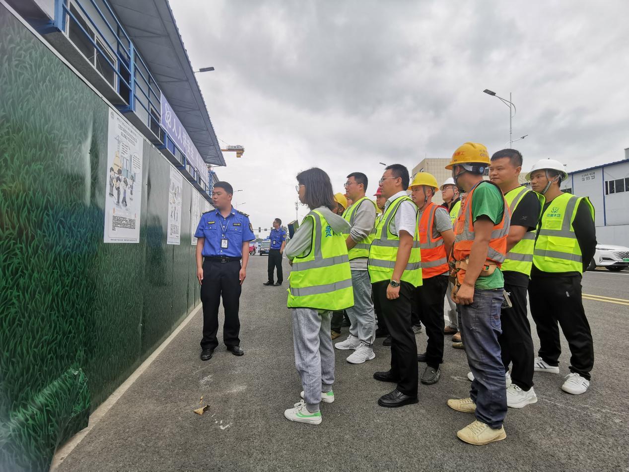 图3 2023年6月8日,贵阳市综合行政执法局到辖区项目施工地开展普法宣传,张贴普法系列漫画,以典型案例警示引导企业学法、知法、守法.jpg 图3 2023年6月8日,贵阳市综合行政执法局到辖区项目施工地开展普法宣传,张贴普法系列漫画,以典型案例警示引导企业学法、知法、守法.jpg