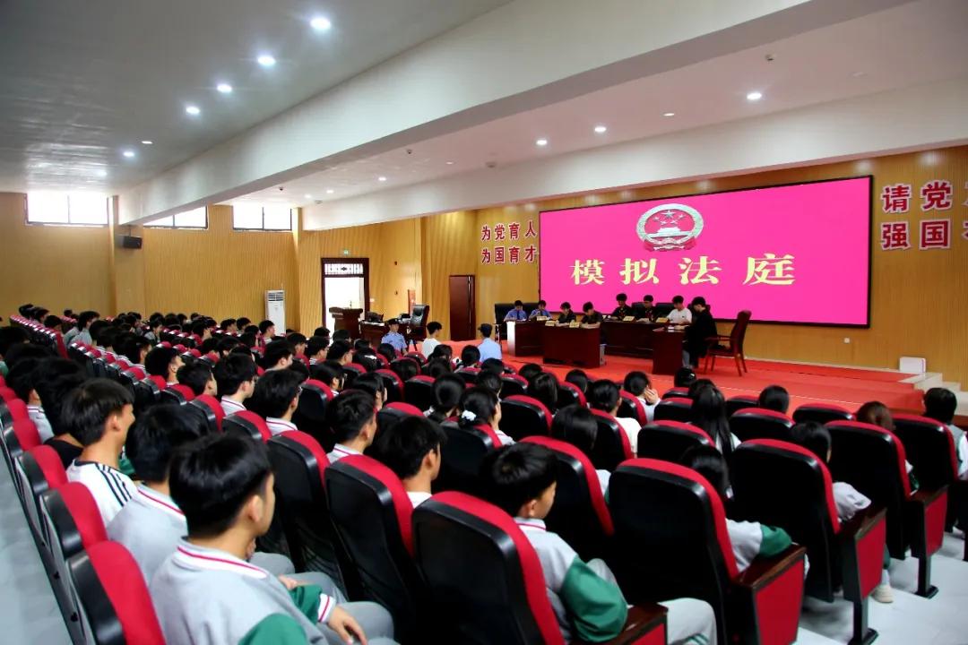 图3 2025年5月,黄平县人民法院、县人民检察院、县公安局、县司法局联合开展了“法护青春·模拟法庭进校园”活动。.jpg 图3 2025年5月,黄平县人民法院、县人民检察院、县公安局、县司法局联合开展了“法护青春·模拟法庭进校园”活动。.jpg