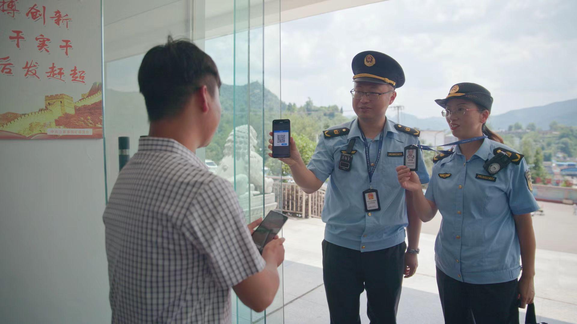 图2 六盘水市生态环境局执法人员严格执行“扫码入企”制度,在贵州水城矿业有限公司汪家寨煤矿出示入企检查二维码开展《排污许可证》执行、污染防治设施建设运行、污染防治措施落实、环境风险防控等情况行政检查。.jpg 图2 六盘水市生态环境局执法人员严格执行“扫码入企”制度,在贵州水城矿业有限公司汪家寨煤矿出示入企检查二维码开展《排污许可证》执行、污染防治设施建设运行、污染防治措施落实、环境风险防控等情况行政检查。.jpg