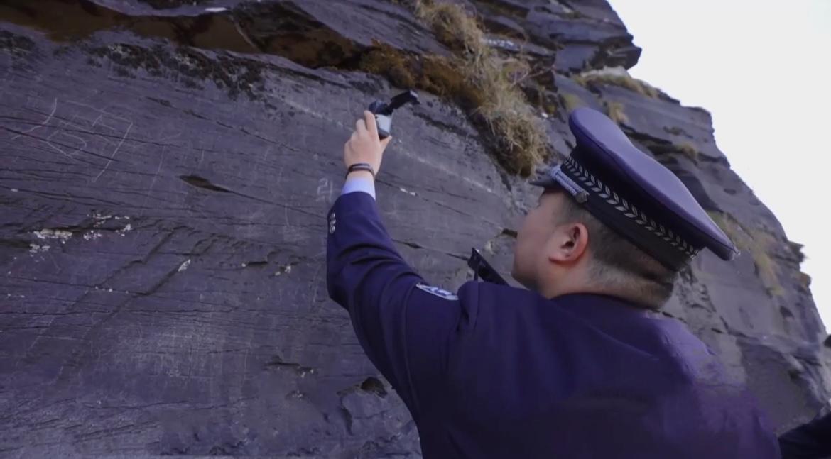 图1 民警在金顶刻字案件现场取证图片.jpg 图1 民警在金顶刻字案件现场取证图片.jpg