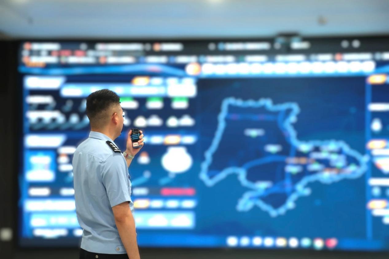 图2 执法办案管理中心民警对当日警情、案件受理情况进行调度.jpg 图2 执法办案管理中心民警对当日警情、案件受理情况进行调度.jpg