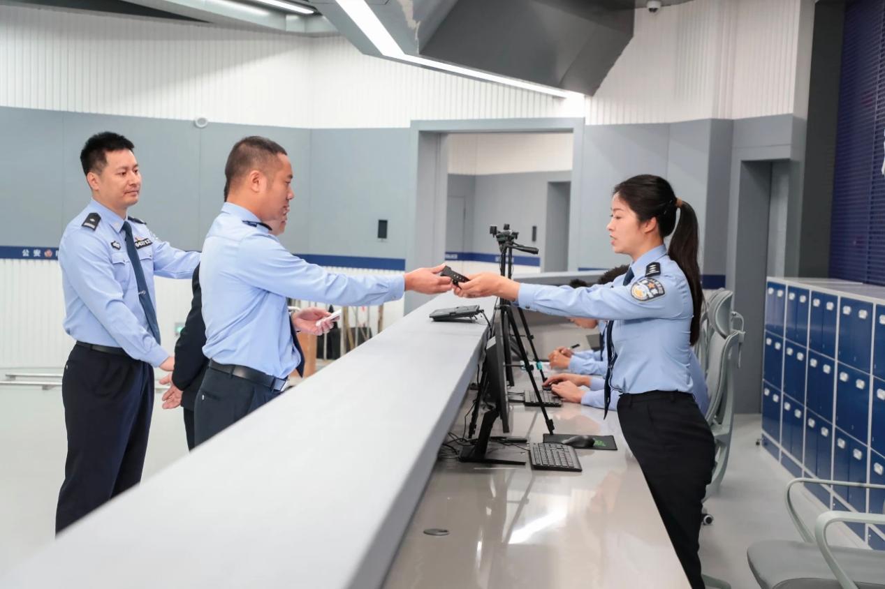 图1 办案民警将嫌疑人带到执法办案管理中心后规范进行登记.jpg 图1 办案民警将嫌疑人带到执法办案管理中心后规范进行登记.jpg