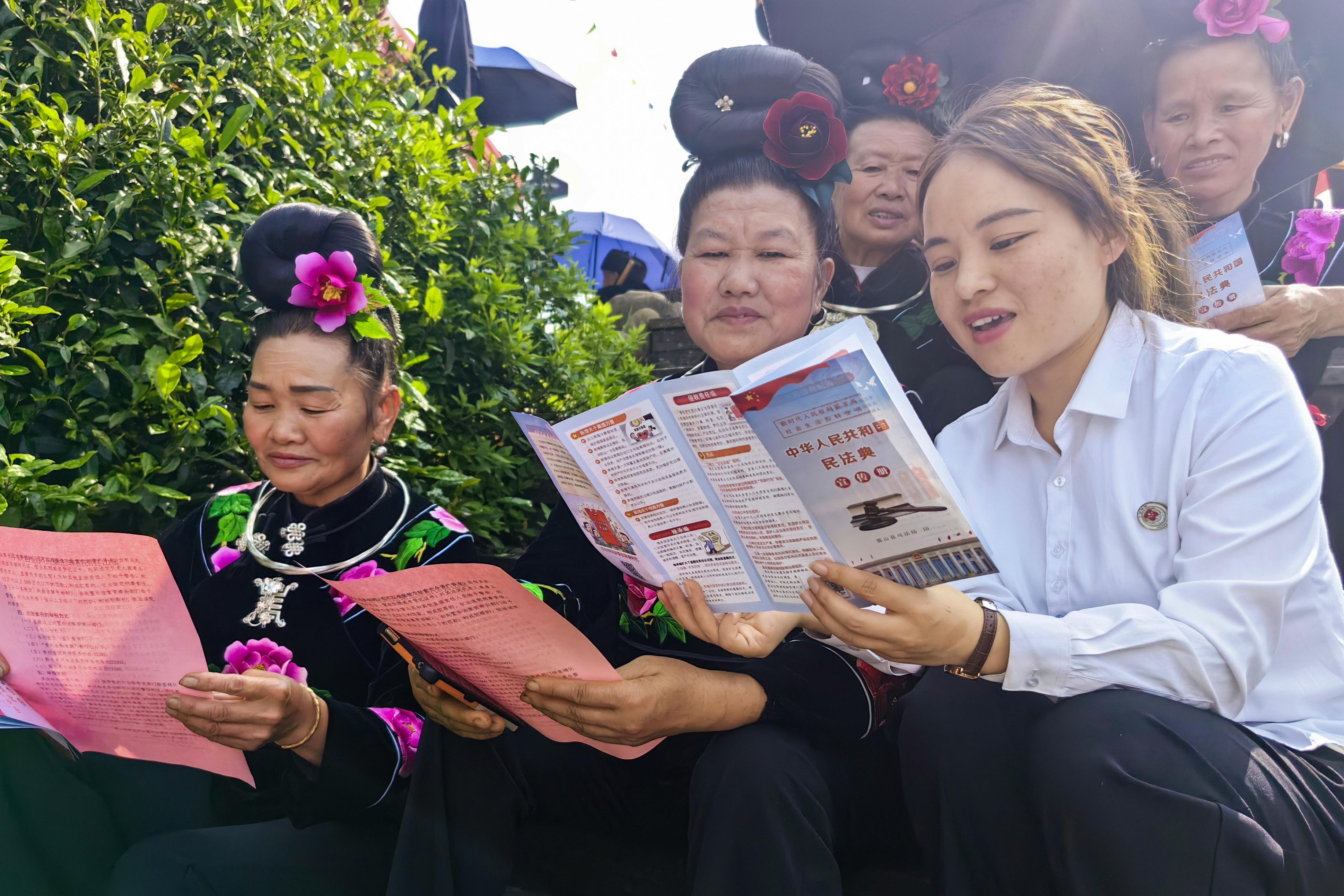图3 2024年5月6日,普法志愿者在雷山县大塘九十九爬坡节现场向群众宣传法律知识。(雷山县司法局 供图).jpg 图3 2024年5月6日,普法志愿者在雷山县大塘九十九爬坡节现场向群众宣传法律知识。(雷山县司法局 供图).jpg
