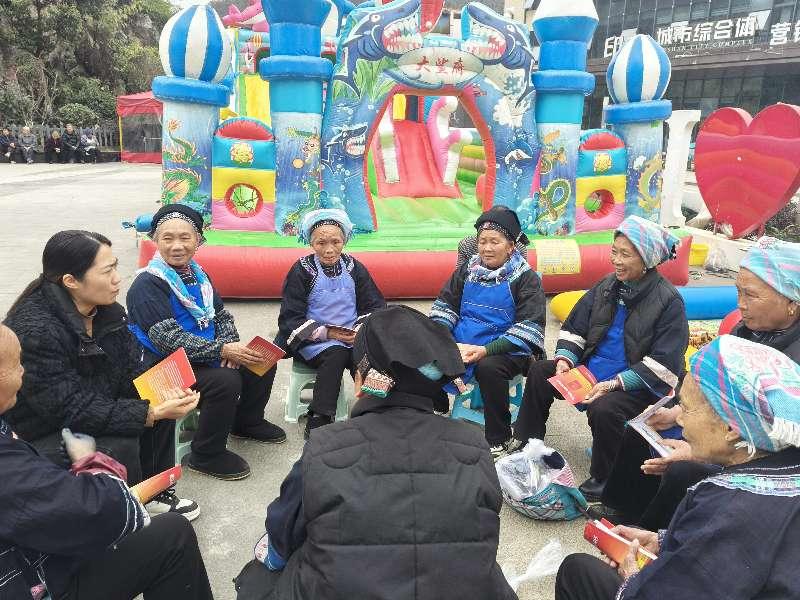 图3 紫云自治县松山街道司法所到印山广场开展预防电信诈骗、森林防火等宣传.jpg 图3 紫云自治县松山街道司法所到印山广场开展预防电信诈骗、森林防火等宣传.jpg