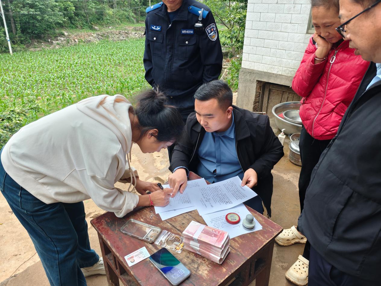 图2 关岭自治县普利司法所到长田村开展彩礼纠纷调解,调解成功,当场退还相关礼金和首饰.jpg 图2 关岭自治县普利司法所到长田村开展彩礼纠纷调解,调解成功,当场退还相关礼金和首饰.jpg