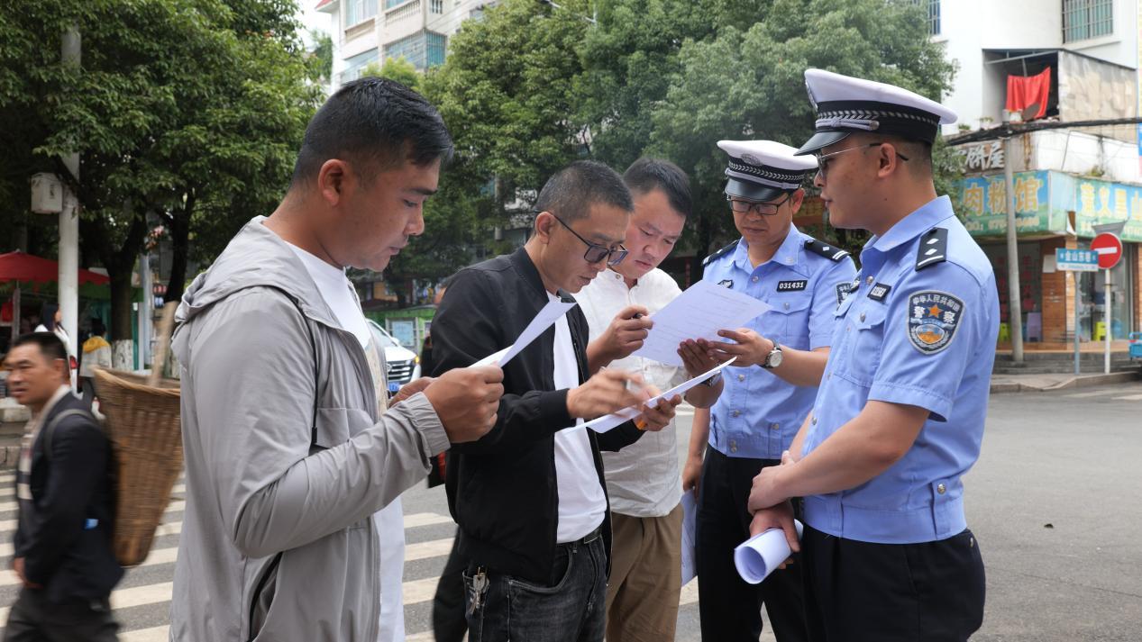 图1 水城区公安局交通警察在双水街道小广场向群众发放道路交通视频系统设置后评估调查问卷,广泛征集民意.jpg 图1 水城区公安局交通警察在双水街道小广场向群众发放道路交通视频系统设置后评估调查问卷,广泛征集民意.jpg