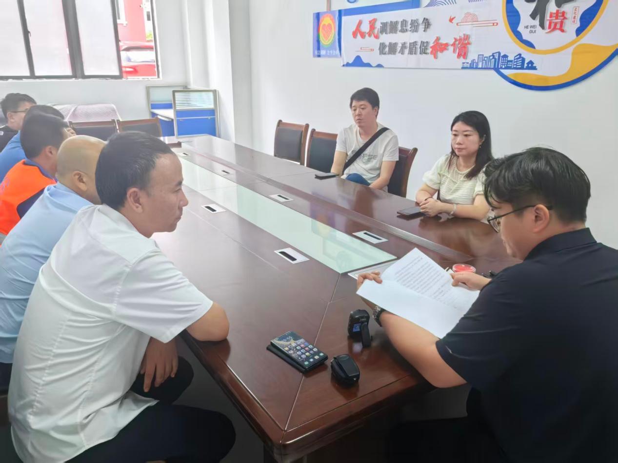 图1 安顺市司法局黄果树风景名胜区分局现场调解景区游客矛盾纠纷.jpg 图1 安顺市司法局黄果树风景名胜区分局现场调解景区游客矛盾纠纷.jpg