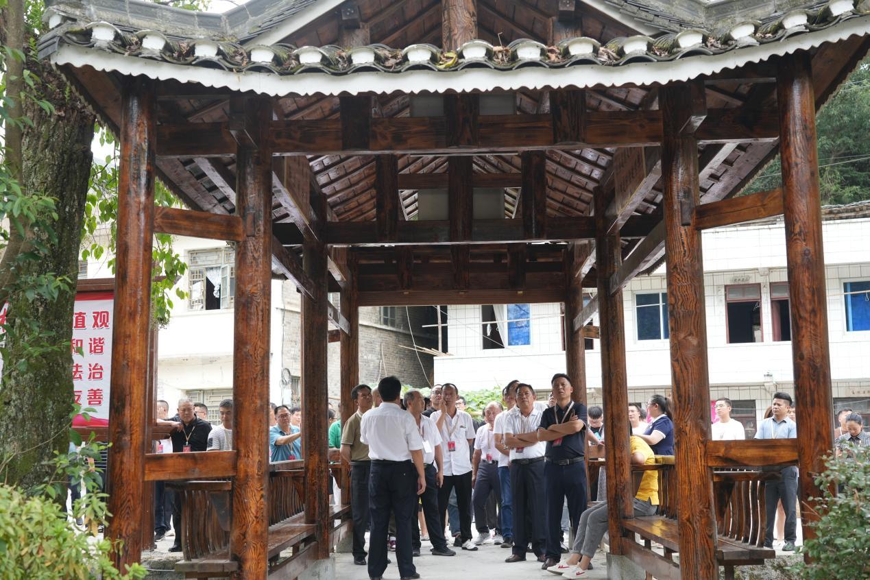 图3 贵州省“法律明白人”培训班在印江县渠沟村现场教学.jpg 图3 贵州省“法律明白人”培训班在印江县渠沟村现场教学.jpg