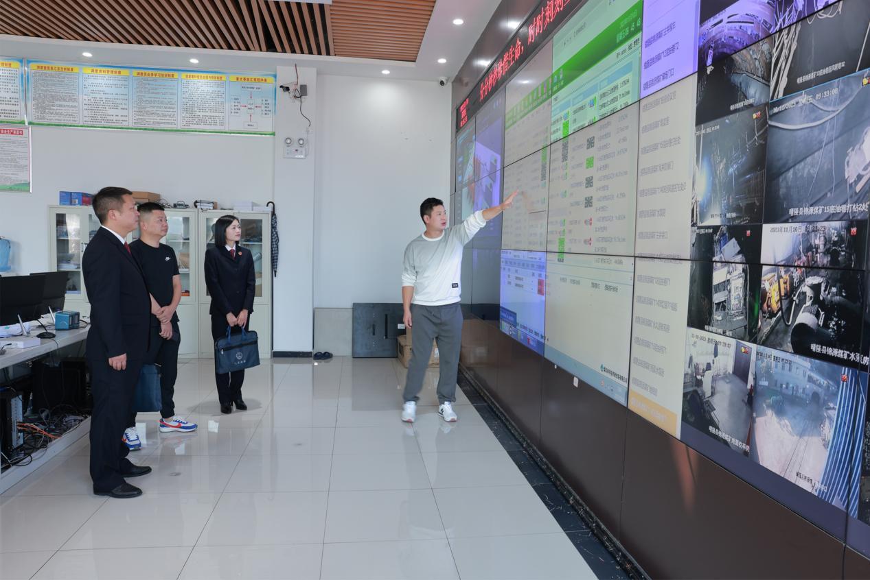 图4 晴隆县检察院对涉隐患煤矿企业整改情况进行回访.jpg 图4 晴隆县检察院对涉隐患煤矿企业整改情况进行回访.jpg