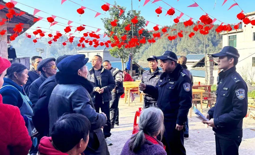 图2 民警联合网格员、义警队员等到辖区开展普法宣传和警示教育活动.jpg 图2 民警联合网格员、义警队员等到辖区开展普法宣传和警示教育活动.jpg