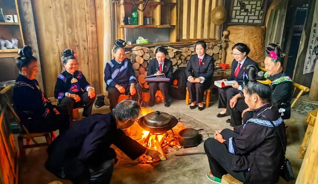 图1 政法干警走进少数民族村寨,围坐在苗家火塘边开展普法宣传.jpg 图1 政法干警走进少数民族村寨,围坐在苗家火塘边开展普法宣传.jpg