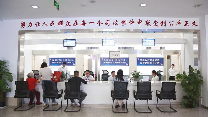 群众在黔西南州“2+N”公共法律服务中心办理业务.jpg 群众在黔西南州“2+N”公共法律服务中心办理业务.jpg