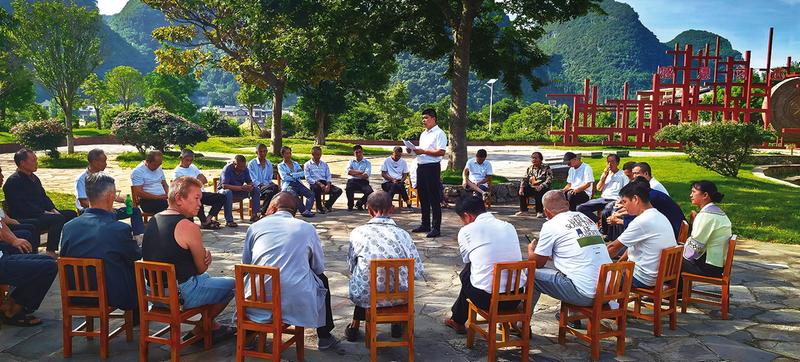 兴义市楼纳村“法律明白人”开展民法典宣传活动.jpg 兴义市楼纳村“法律明白人”开展民法典宣传活动.jpg