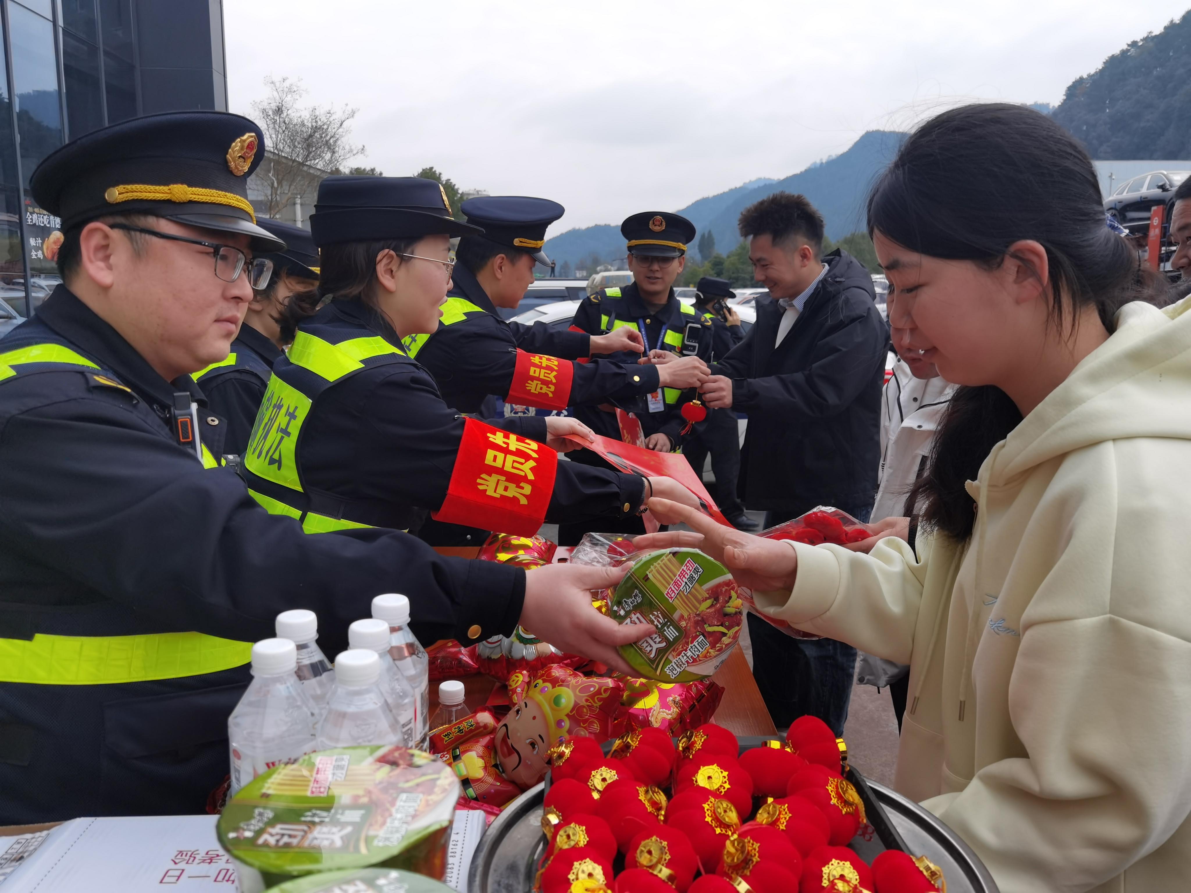 图4给群众送上暖心物资.jpg 图4给群众送上暖心物资.jpg