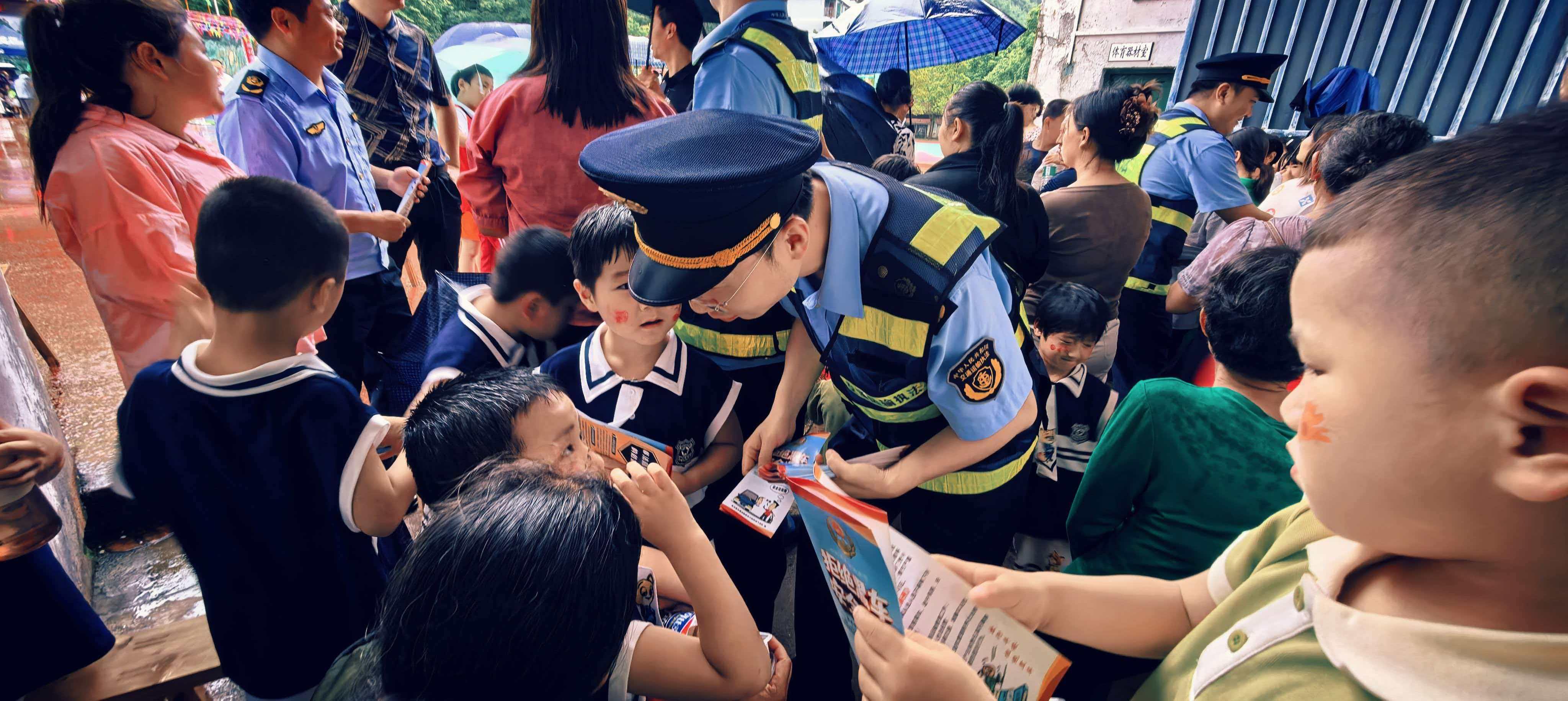 图2执法人员走进国省干线沿线学校开展普法宣传进校园活动.jpg 图2执法人员走进国省干线沿线学校开展普法宣传进校园活动.jpg