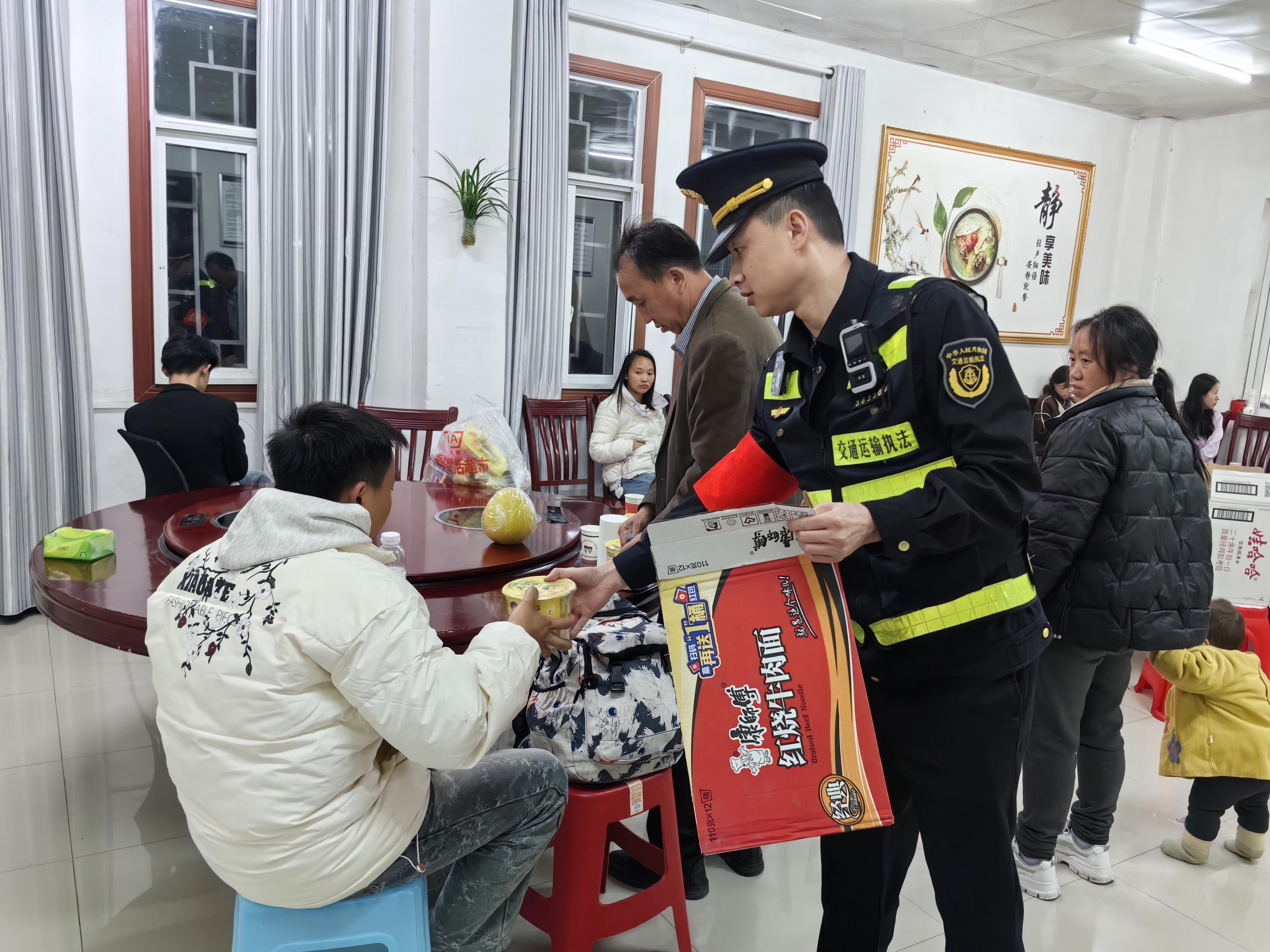 图6把司乘人员安置在温暖的室内并送上方便面.jpg 图6把司乘人员安置在温暖的室内并送上方便面.jpg