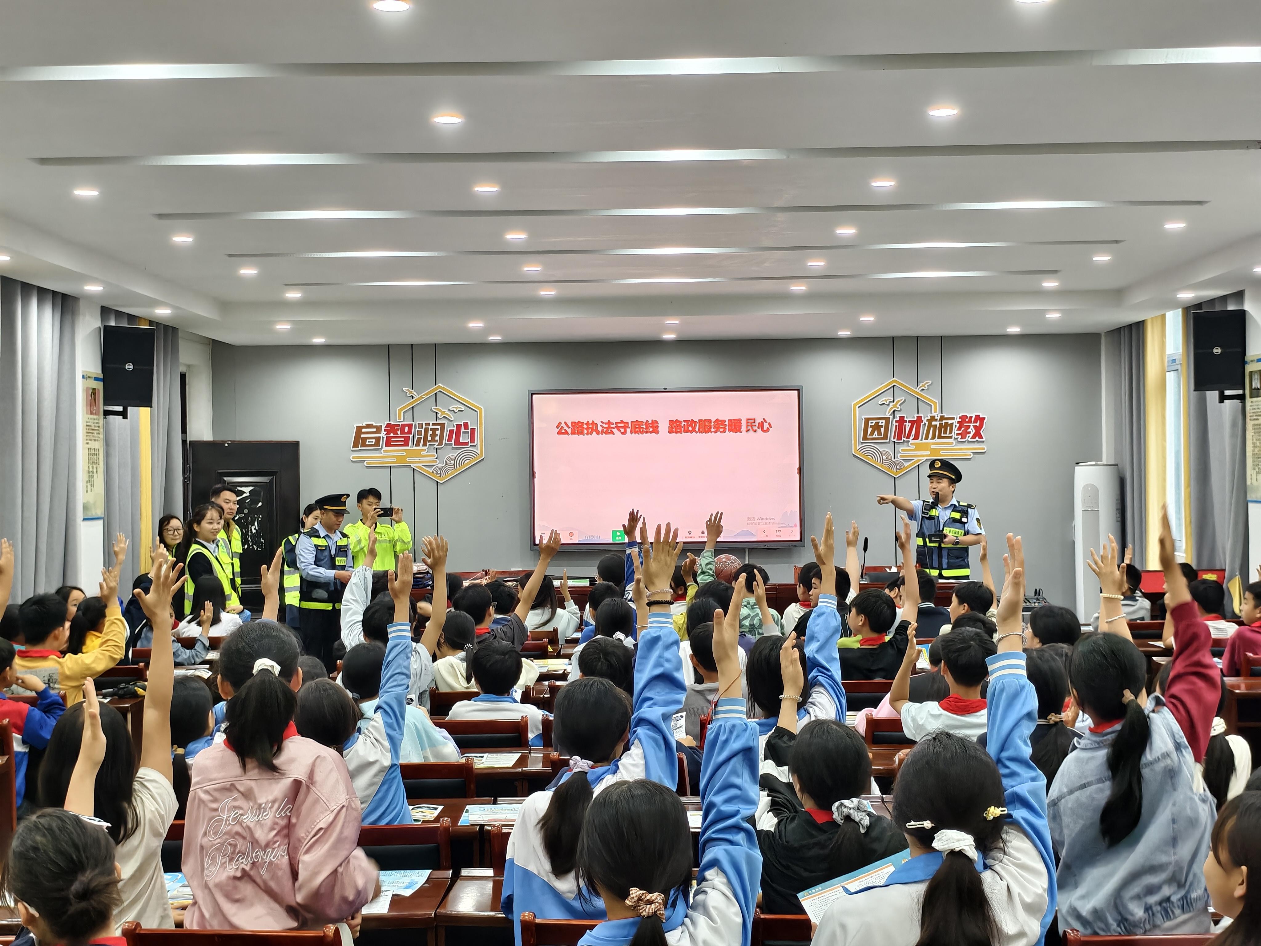 图3开展安全知识进校园活动.jpg 图3开展安全知识进校园活动.jpg