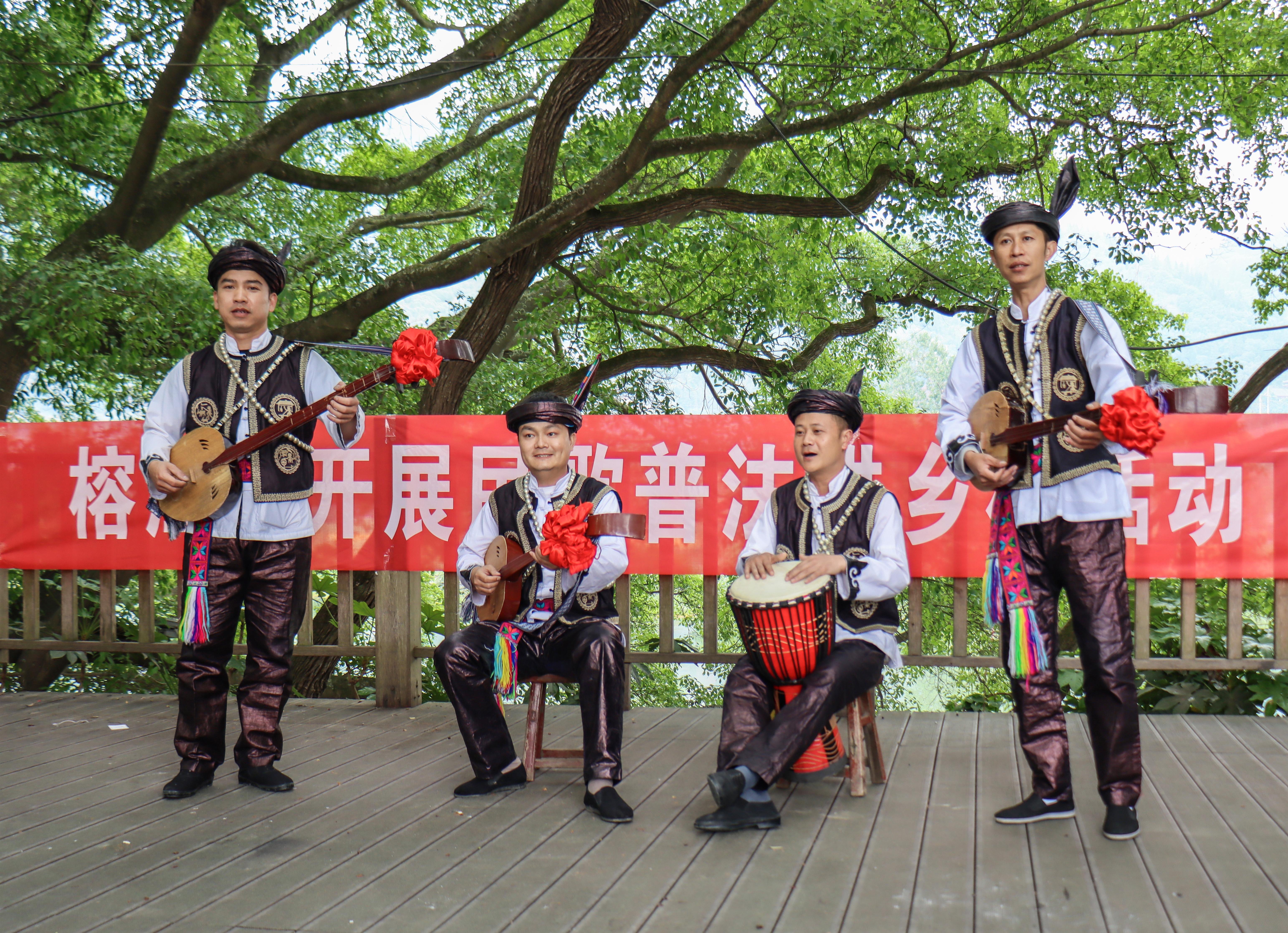 图3:2023年5月14日,普法志愿者在榕江县古州镇车江村开展法治文艺展演普法宣传活动。.jpg 图3:2023年5月14日,普法志愿者在榕江县古州镇车江村开展法治文艺展演普法宣传活动。.jpg