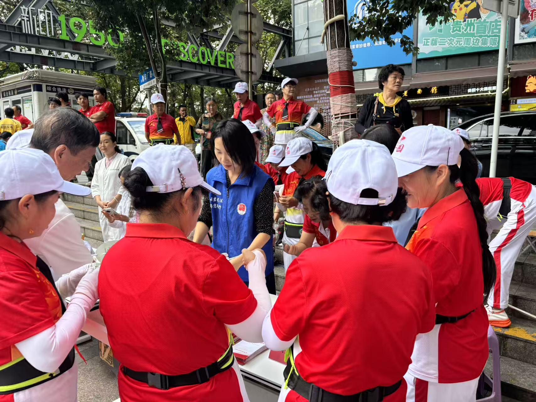 图1云岩区开展新就业群体普法宣传活动.jpg 图1云岩区开展新就业群体普法宣传活动.jpg