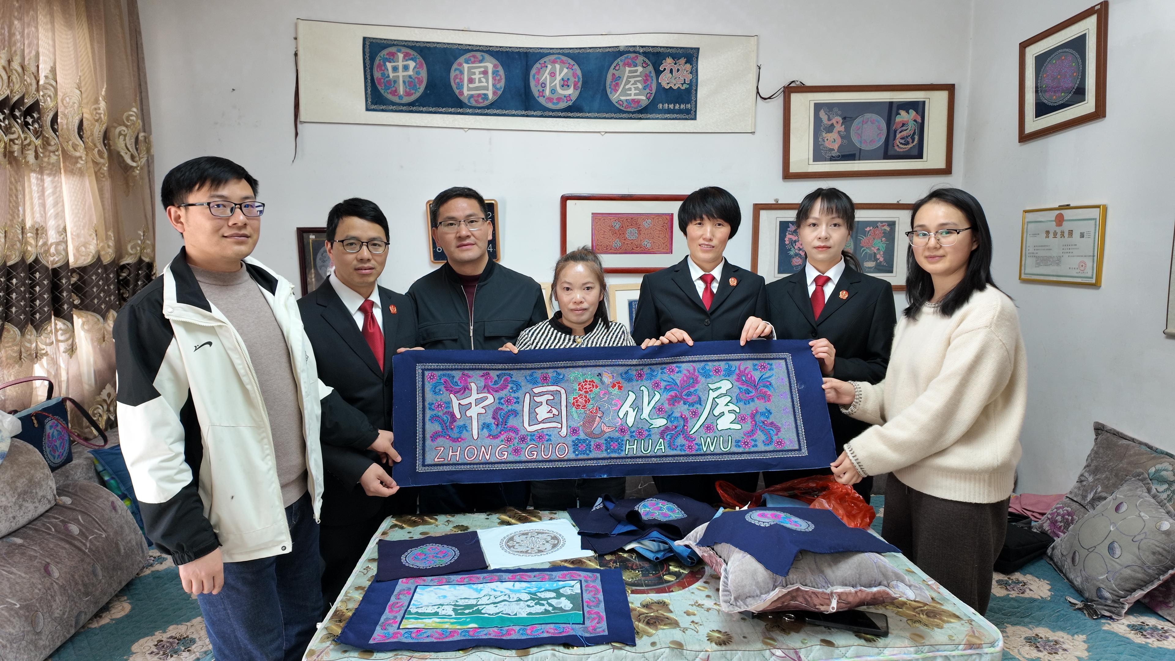 图1毕节中院、七星关法院、黔西法院联合走访黔西市化屋村非遗传承人.jpg 图1毕节中院、七星关法院、黔西法院联合走访黔西市化屋村非遗传承人.jpg