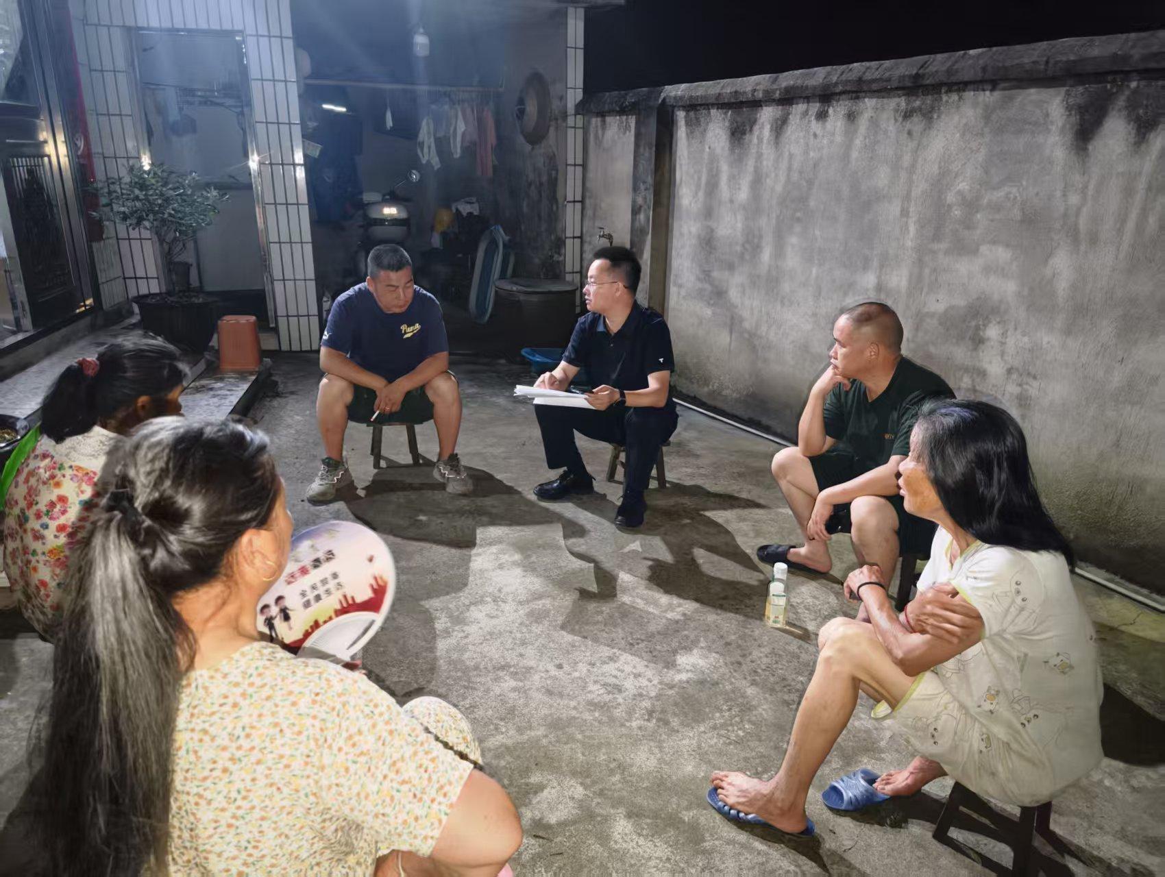 图3村委会现场办公会.jpg 图3村委会现场办公会.jpg