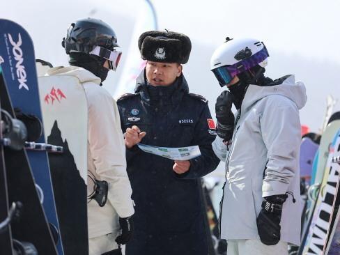 新疆出入境边防检查总站吐尔洪边境派出所民警对游客进行安全提醒