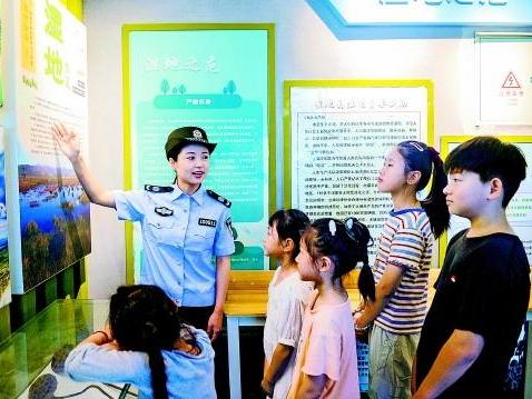 安徽省含山县司法局工作人员为少年儿童讲解生态环境保护知识