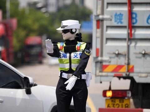 安徽省芜湖市公安局“芜湖智警”智能交通管理机器人正在指挥交通