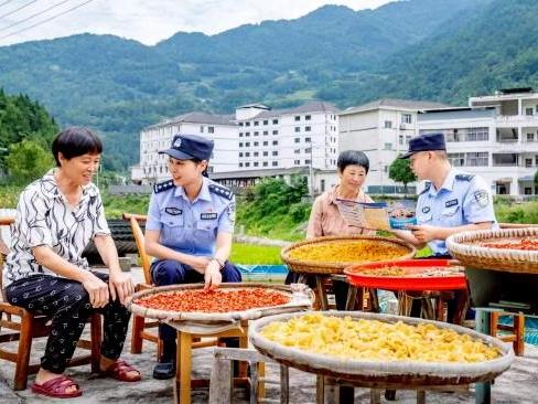 湖北省兴山县公安局高桥派出所民警向村民普及反诈知识