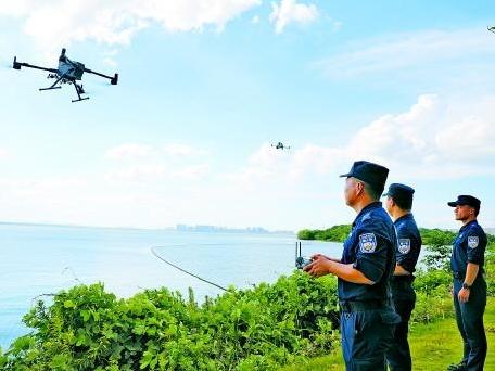九江市公安局八里湖新区分局辅警操控无人机开展空中巡查
