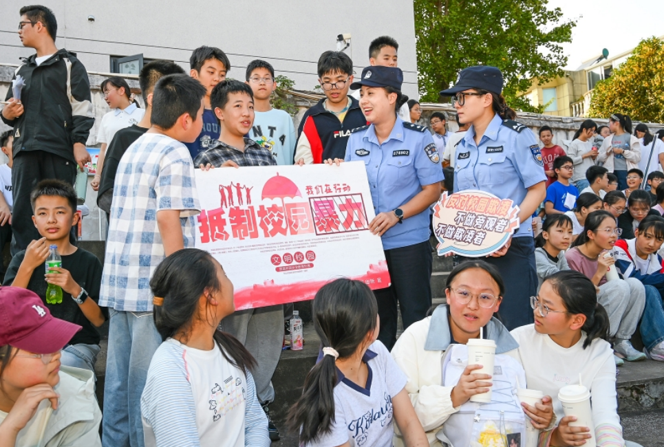 民辅警向学生们普及未成年人保护法相关知识