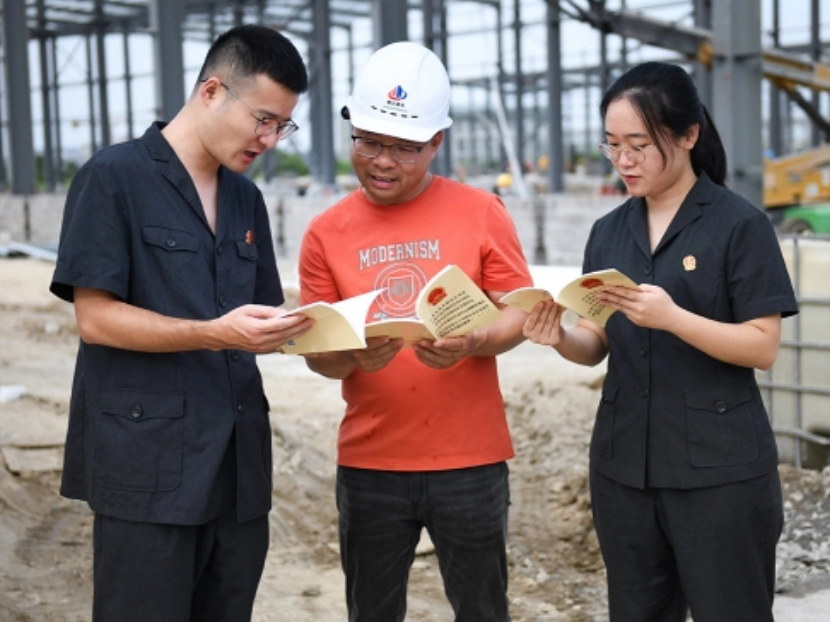 法院干警讲解劳动用工管理等相关法律法规