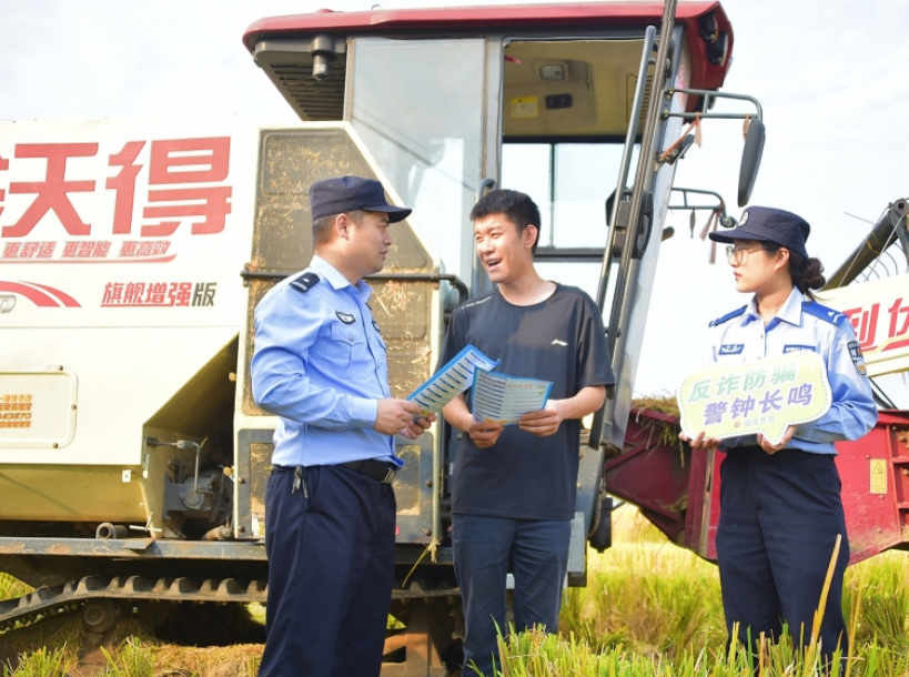 民辅警向农机手普及交通安全知识