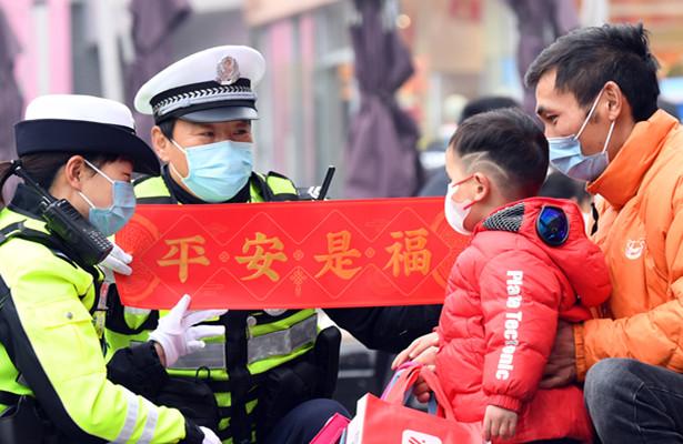 节日交警送平安